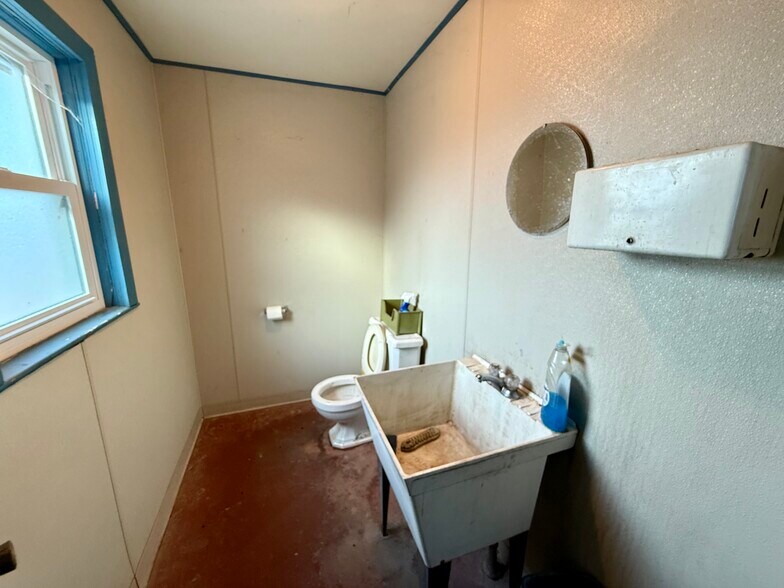 More Photos Of 400 Center St, Marysville Service For Sale