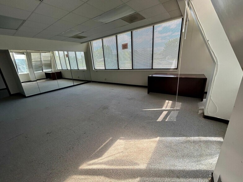 More Photos Of 22001-22027 Kelly Rd, Eastpointe Office For Lease