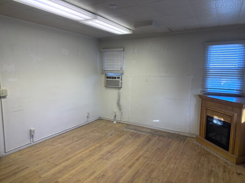 More Photos Of 860 W 4th St, Benson Flex For Sale