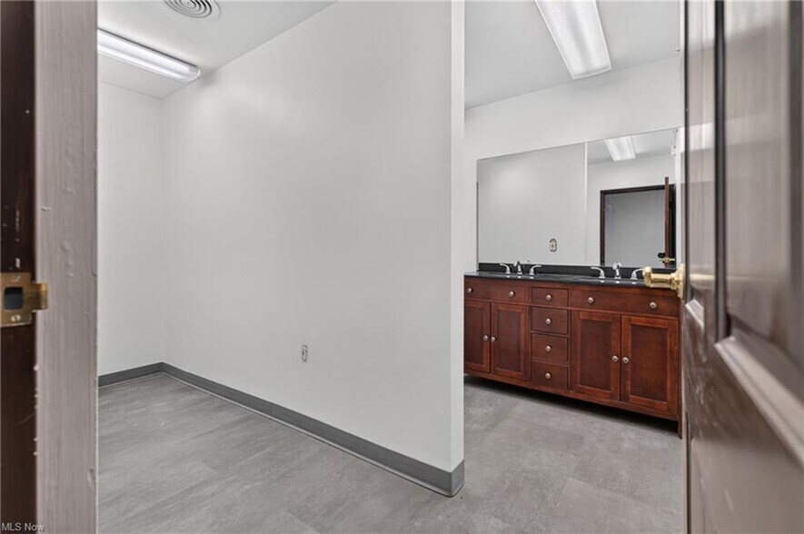 More Photos Of 4140 Market St, Youngstown Medical For Sale