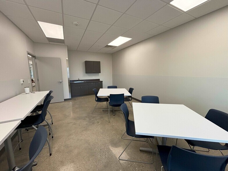 More Photos Of 423 Southgate Ct SW, Cedar Rapids Manufacturing For Lease