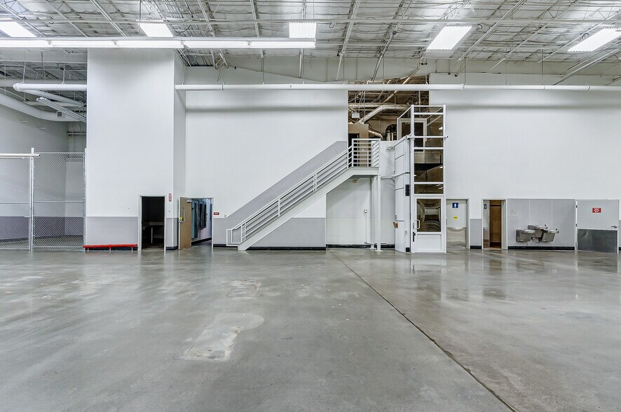 More Photos Of 1615 South Loop W, Houston Warehouse For Lease