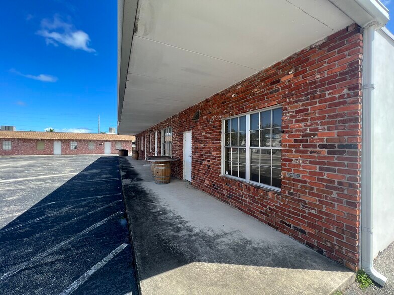 More Photos Of 1254 Okeechobee Rd, West Palm Beach Office Residential For Lease