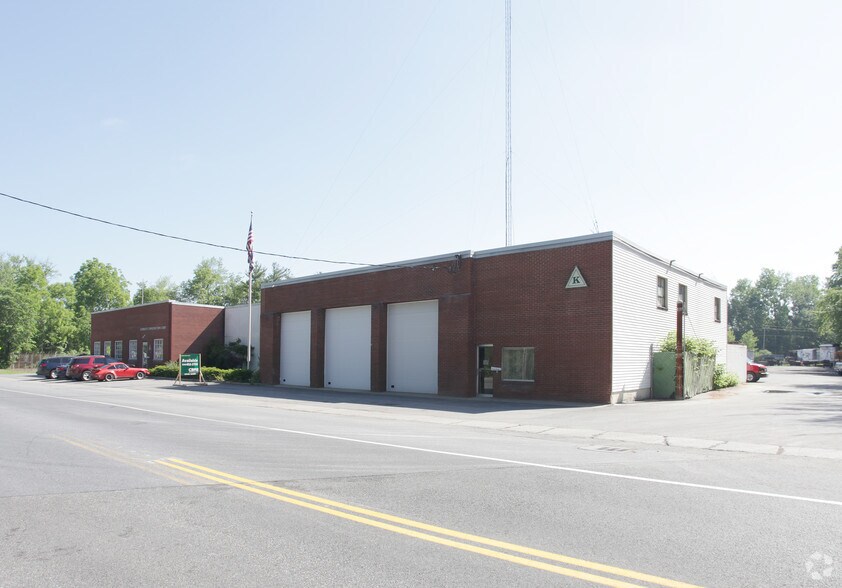 More Photos Of 238 Bay St, Queensbury Showroom For Lease