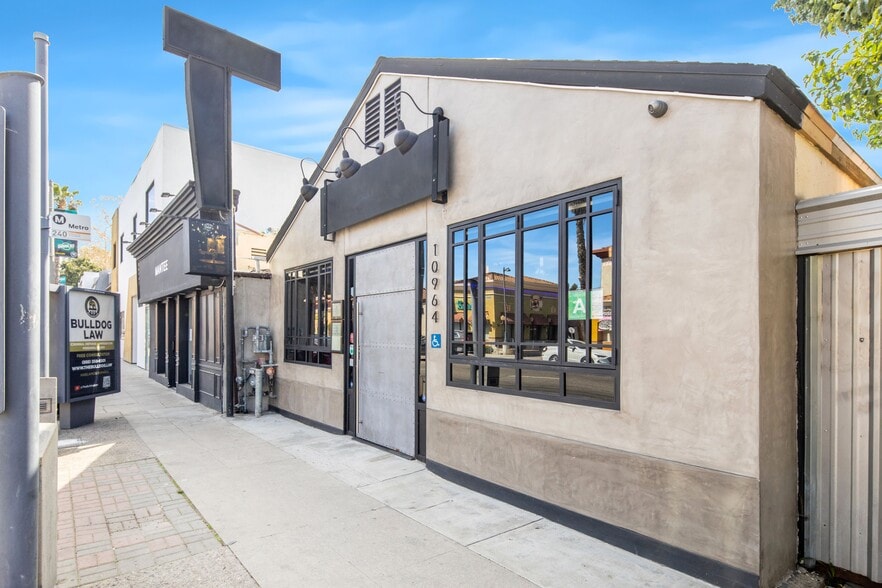More Photos Of 10964 Ventura Blvd, Studio City Restaurant For Lease