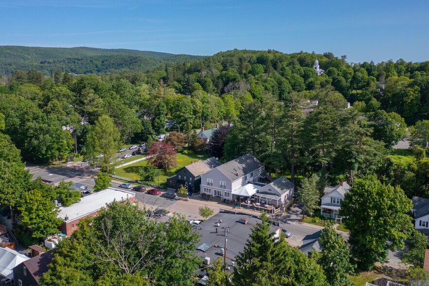 More Photos Of 15 Franklin St, Lenox Restaurant For Lease