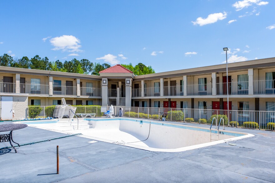 More Photos Of 3030 N Roberts Ave, Lumberton Hotel For Sale