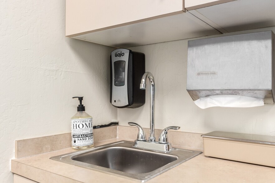 More Photos Of 4045 E Union Hills Dr, Phoenix Medical For Sale