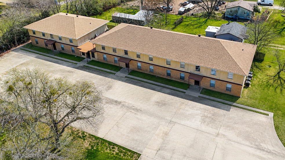 Primary Photo Of 703 E Navasota St, Groesbeck Apartments For Sale