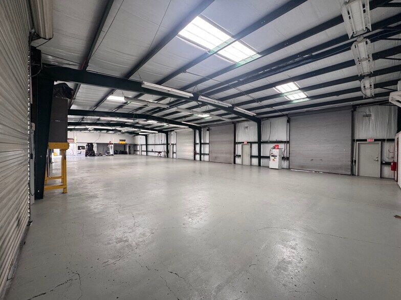 More Photos Of 4455 Ulmerton Rd, Clearwater Warehouse For Lease
