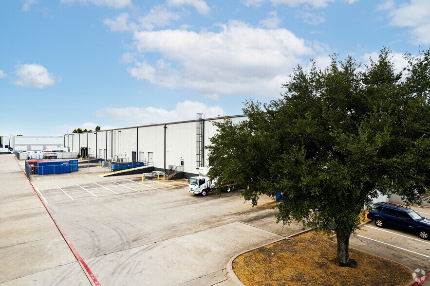 More Photos Of 1800 10th St, Plano Warehouse For Lease