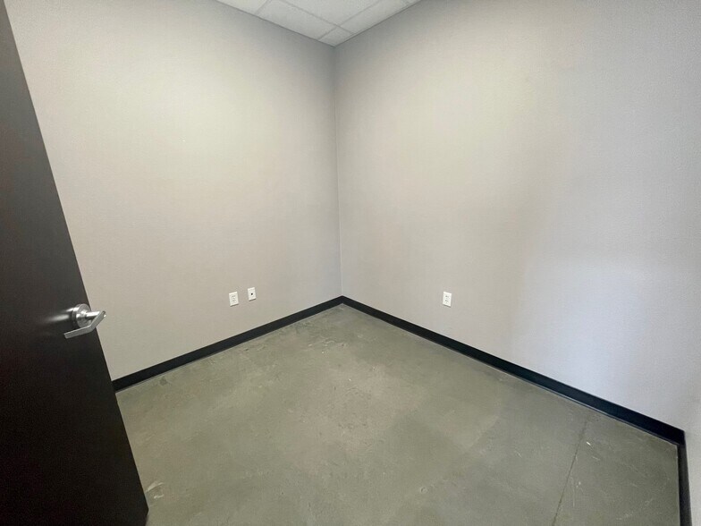 More Photos Of 1505 Elwyn, Midland Industrial For Lease