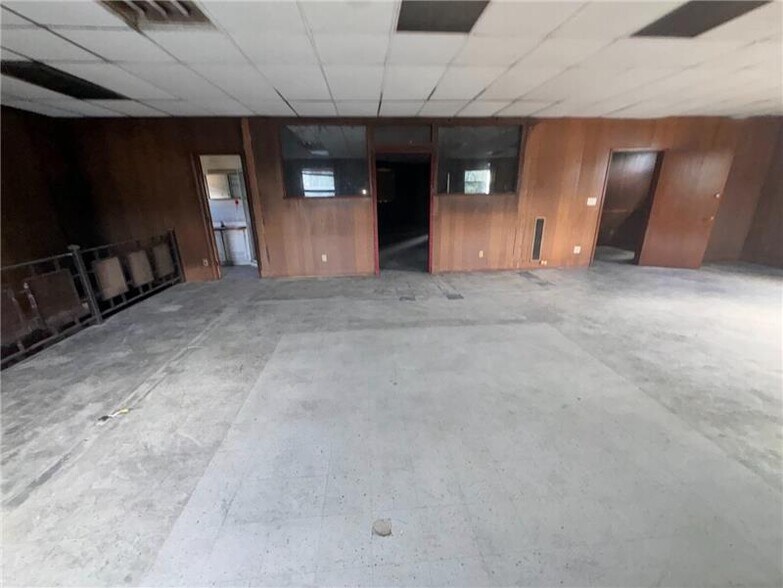 More Photos Of 19 Silver St, Rochester Distribution For Sale