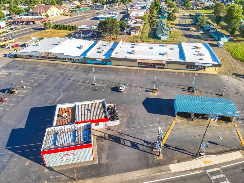 More Photos Of 120 SW Douglas Blvd, Winston Supermarket For Lease