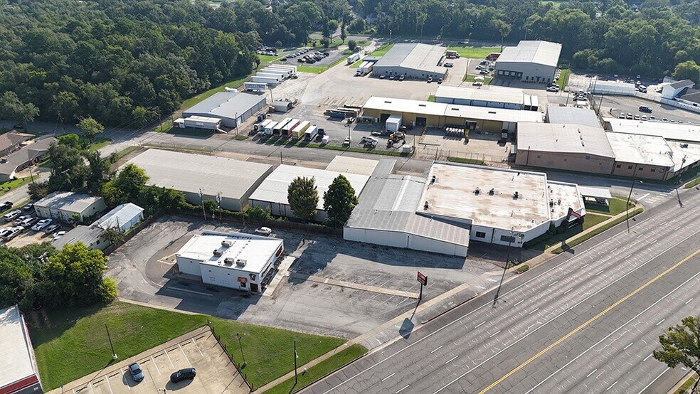 More Photos Of 1905 W Gentry Pky, Tyler Warehouse For Lease