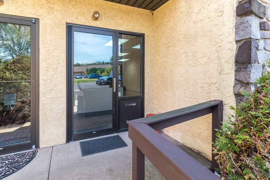 More Photos Of 908-918 Town Center, New Britain Office For Sale