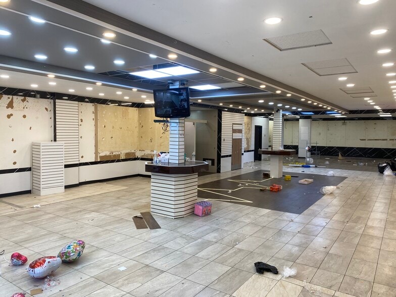 More Photos Of 3701-3712 82nd St, Jackson Heights General Retail For Lease