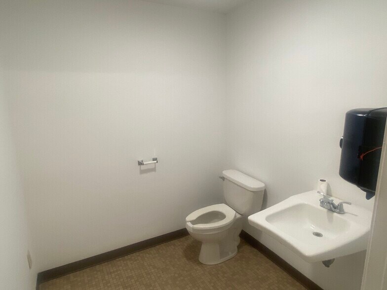 More Photos Of 31 Old Nashua Rd, Amherst Office For Lease