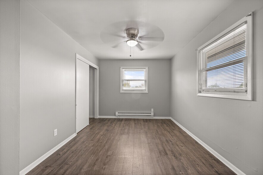 More Photos Of 304 Hankes Ave, Aurora Apartments For Sale