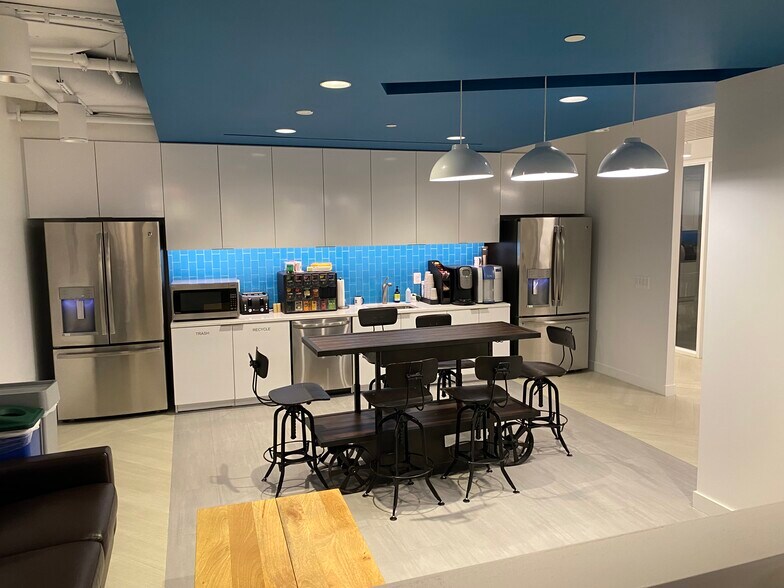 More Photos Of 225 Reinekers Ln, Alexandria Office For Lease