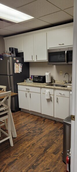 More Photos Of 4882 English Towne Dr, Memphis Warehouse For Lease