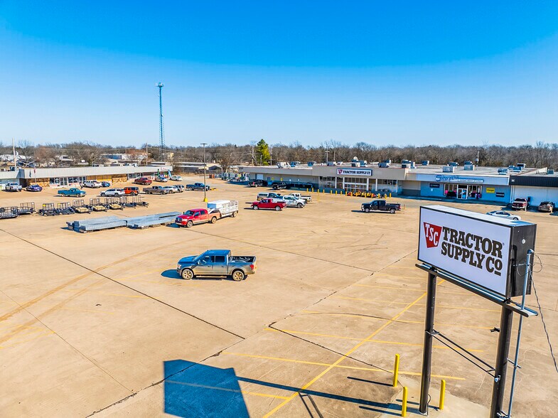 More Photos Of 1601-1623 E Jackson St, Hugo General Retail For Sale