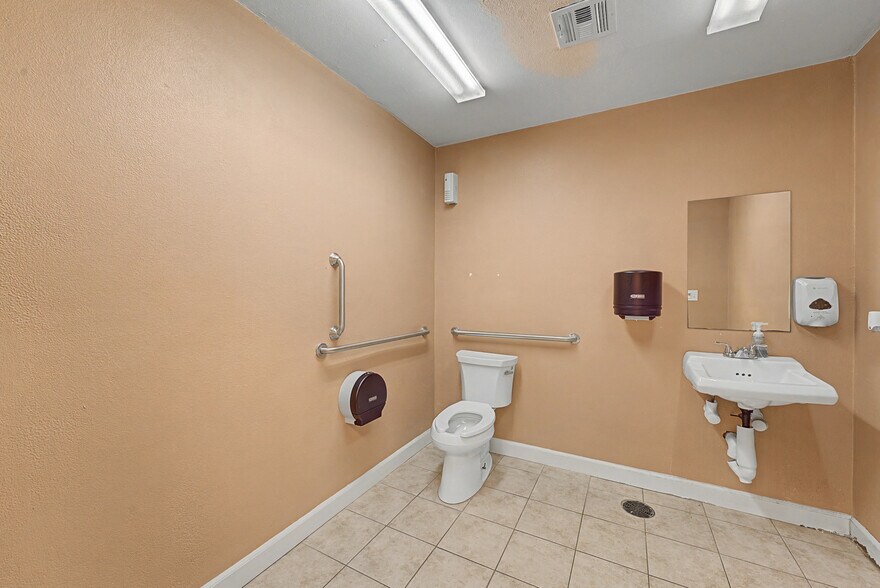 More Photos Of 2242 N College Ave, Fayetteville Convenience Store For Lease