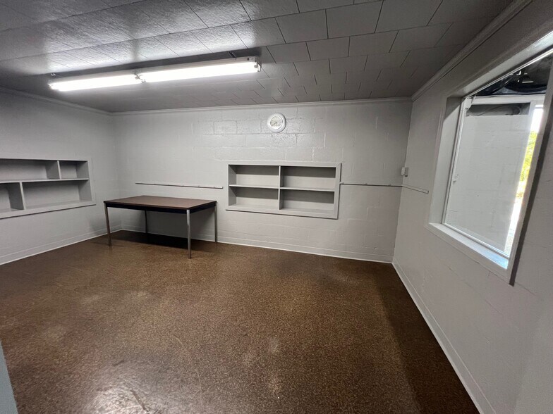 More Photos Of 585 Old Georgia Rd, Moore Warehouse For Lease