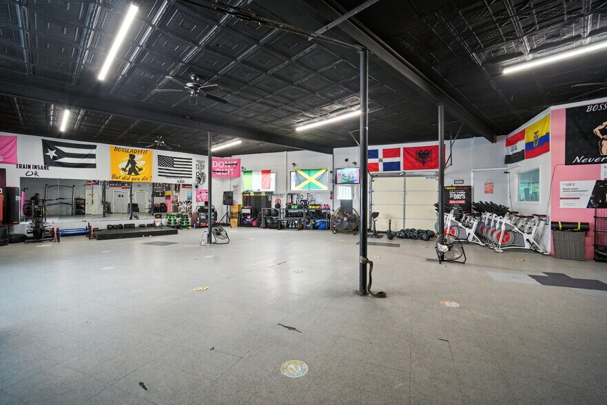 More Photos Of 218 Saint James Blvd, Springfield Storefront Retail Office For Lease