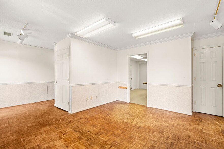 More Photos Of 300 Forest Ave, Chattanooga Office For Sale