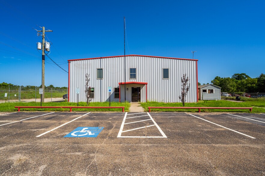 More Photos Of 2103 E SH 31, Kilgore Warehouse For Lease