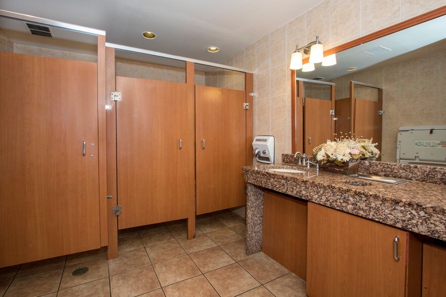 More Photos Of 300 N Northwest Hwy, Palatine Restaurant For Sale