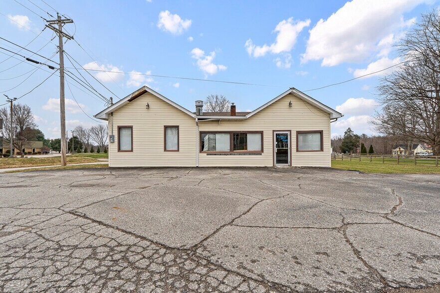 More Photos Of 7200 US-150, Greenville Office For Sale