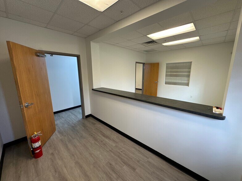 More Photos Of 2910-2930 Maine Ave, Lakeland Distribution For Sale