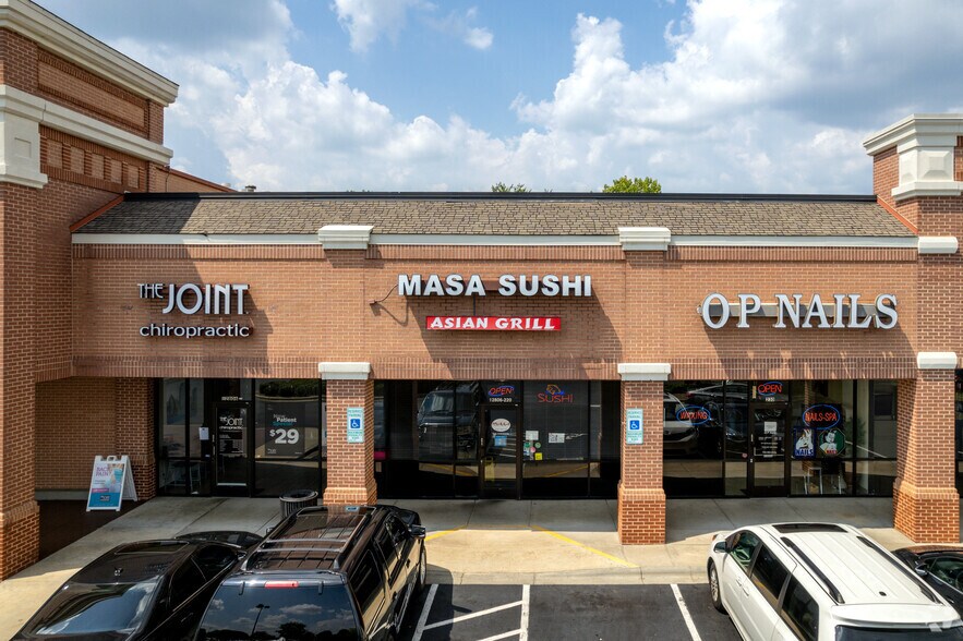 More Photos Of 12806-12820 S Tryon St, Charlotte Supermarket For Lease
