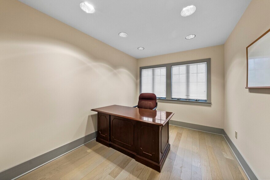 More Photos Of 3 Mapleton Rd, Princeton Office For Sale