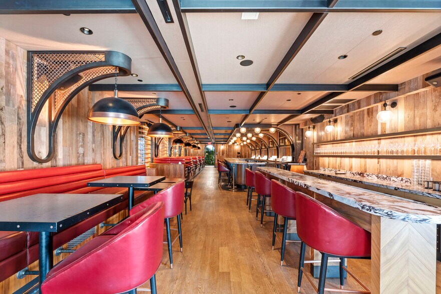 More Photos Of 650 N La Cienega Blvd, West Hollywood Restaurant For Lease