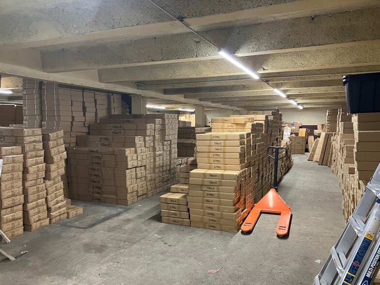 More Photos Of 32 Intersection St, Hempstead Warehouse For Lease