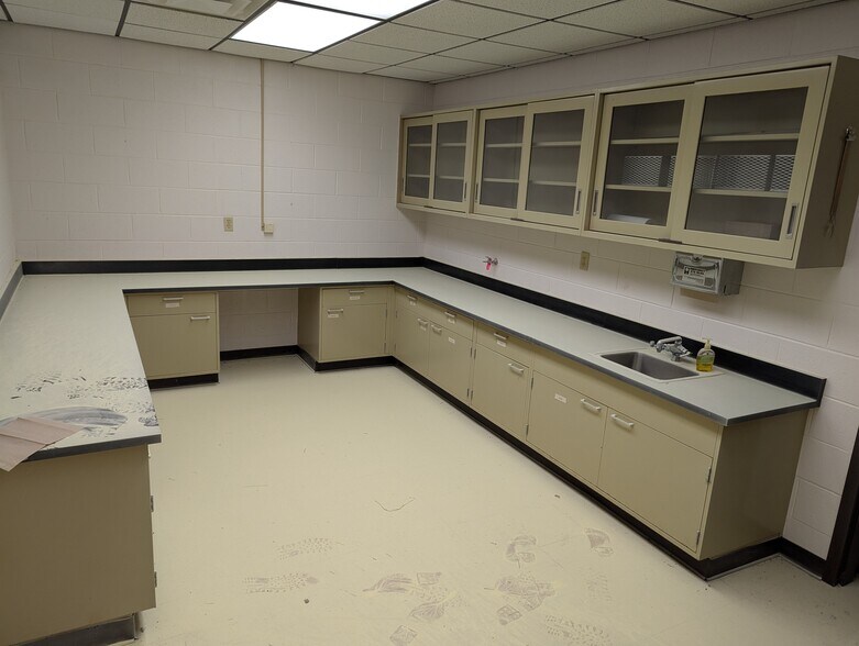 More Photos Of 34591 General Mahone Blvd, Ivor Office For Sale