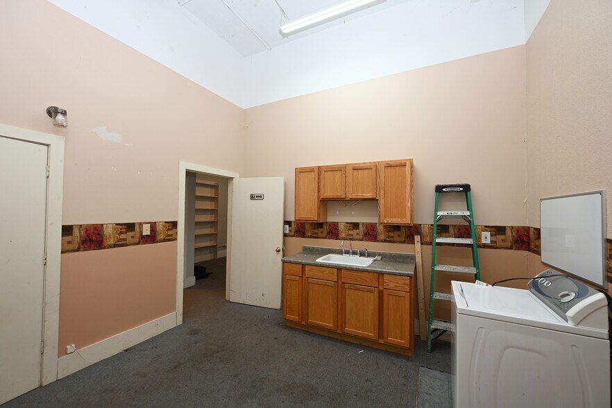 More Photos Of 111 N Market St, Winamac Showroom For Sale