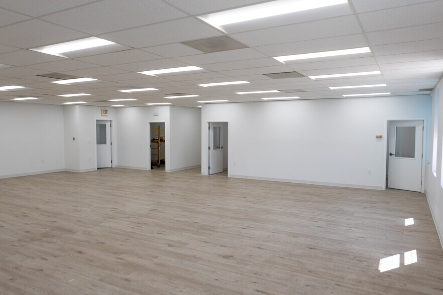 More Photos Of 3901-3911 Main St, Kansas City Loft Creative Space For Lease