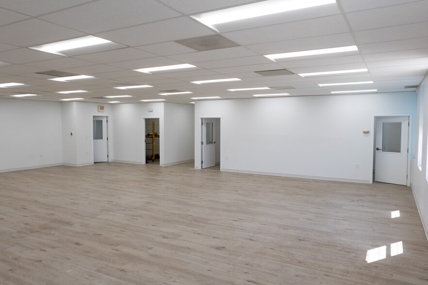 More Photos Of 3901-3911 Main St, Kansas City Loft Creative Space For Lease