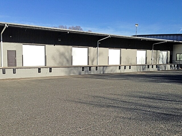 More Photos Of 604 Federal Rd, Brookfield Light Manufacturing For Lease