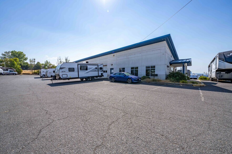 More Photos Of 3976 Crater Lake Ave, Medford Auto Dealership For Lease