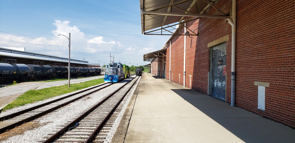 More Photos Of 1301 W 1st St, Granite City Warehouse For Lease