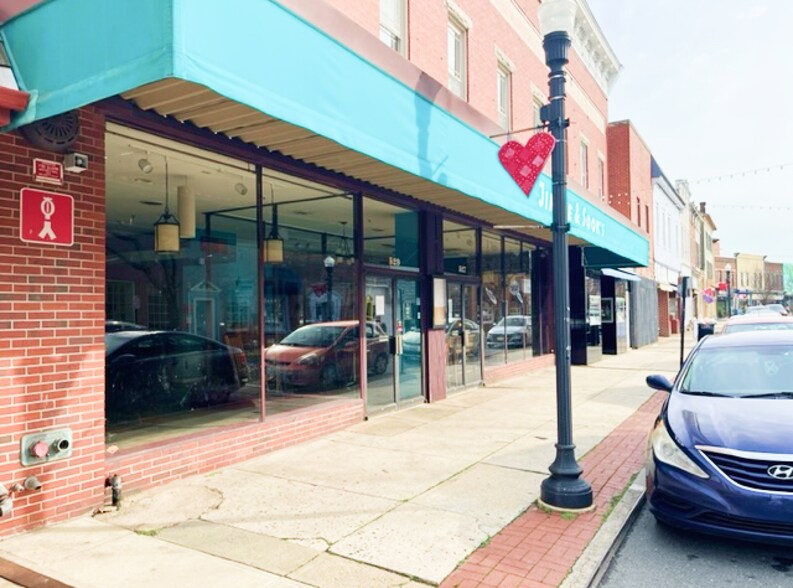 More Photos Of 527 Poplar St, Cambridge Storefront For Lease