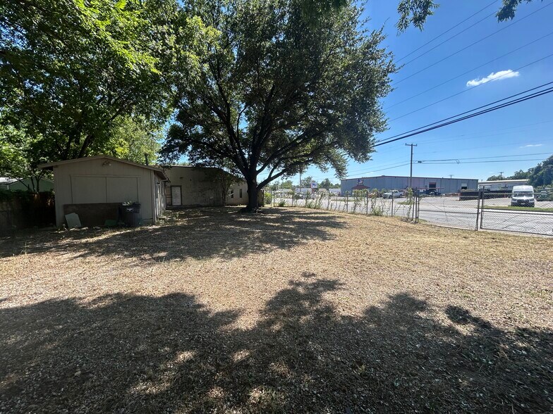 More Photos Of 200 N Beach St, Fort Worth Office For Sale