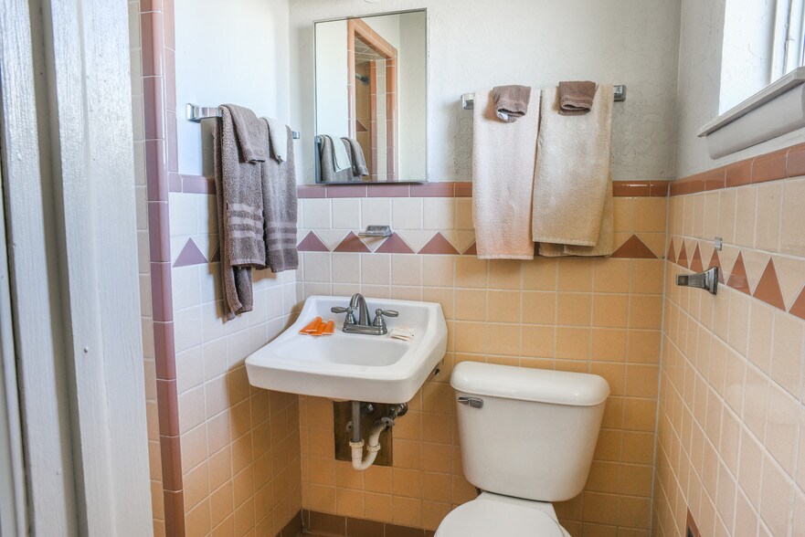 More Photos Of 1000 W Cherokee St, Lindsay Hotel For Sale