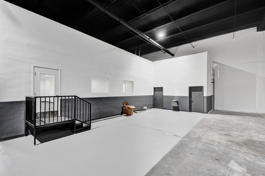 More Photos Of 6695-6699 NW 36th Ave, Miami Light Distribution For Lease