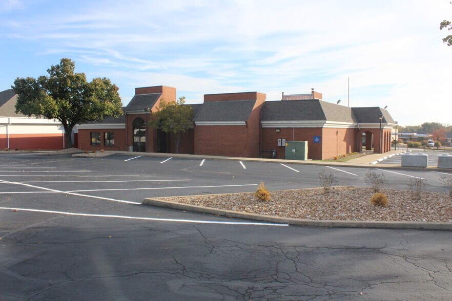 More Photos Of 311 S Main St, O'Fallon Office For Sale